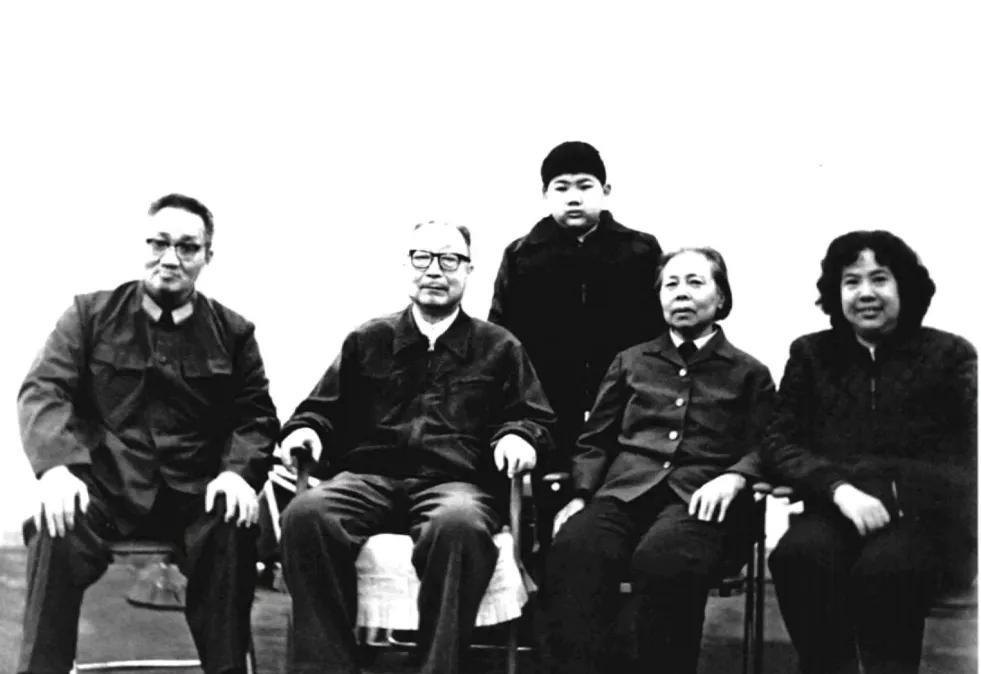 80年代初，毛岸青一家和聂荣臻元帅及夫人的合影。十大元帅和将军们的人生都是一部