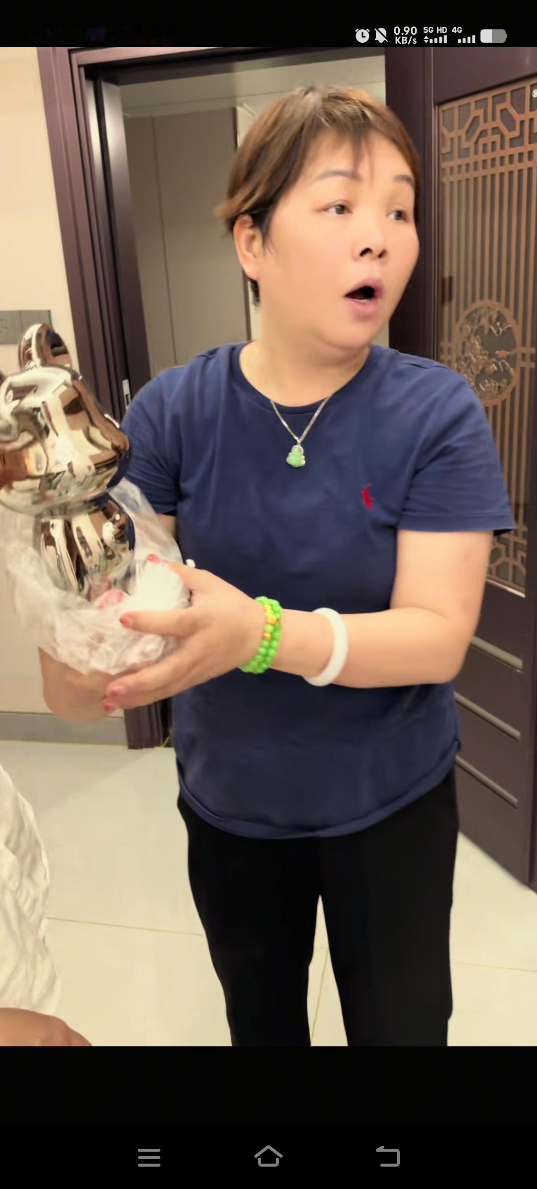 叶锐聪妈妈给儿子房间布置了很多的摆件，她特别在意小熊美好的寓意，代表资产雄厚，叶