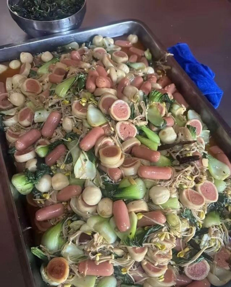 幼儿园的饭菜就这样，但是小孩很爱吃，怎么办？