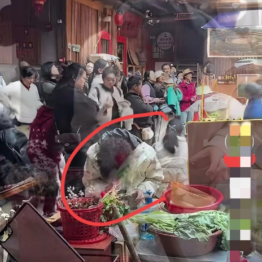 谁懂啊！广东一男子春节回老家，刚起床在院子里刷牙，一抬头发现满院子都是游客，