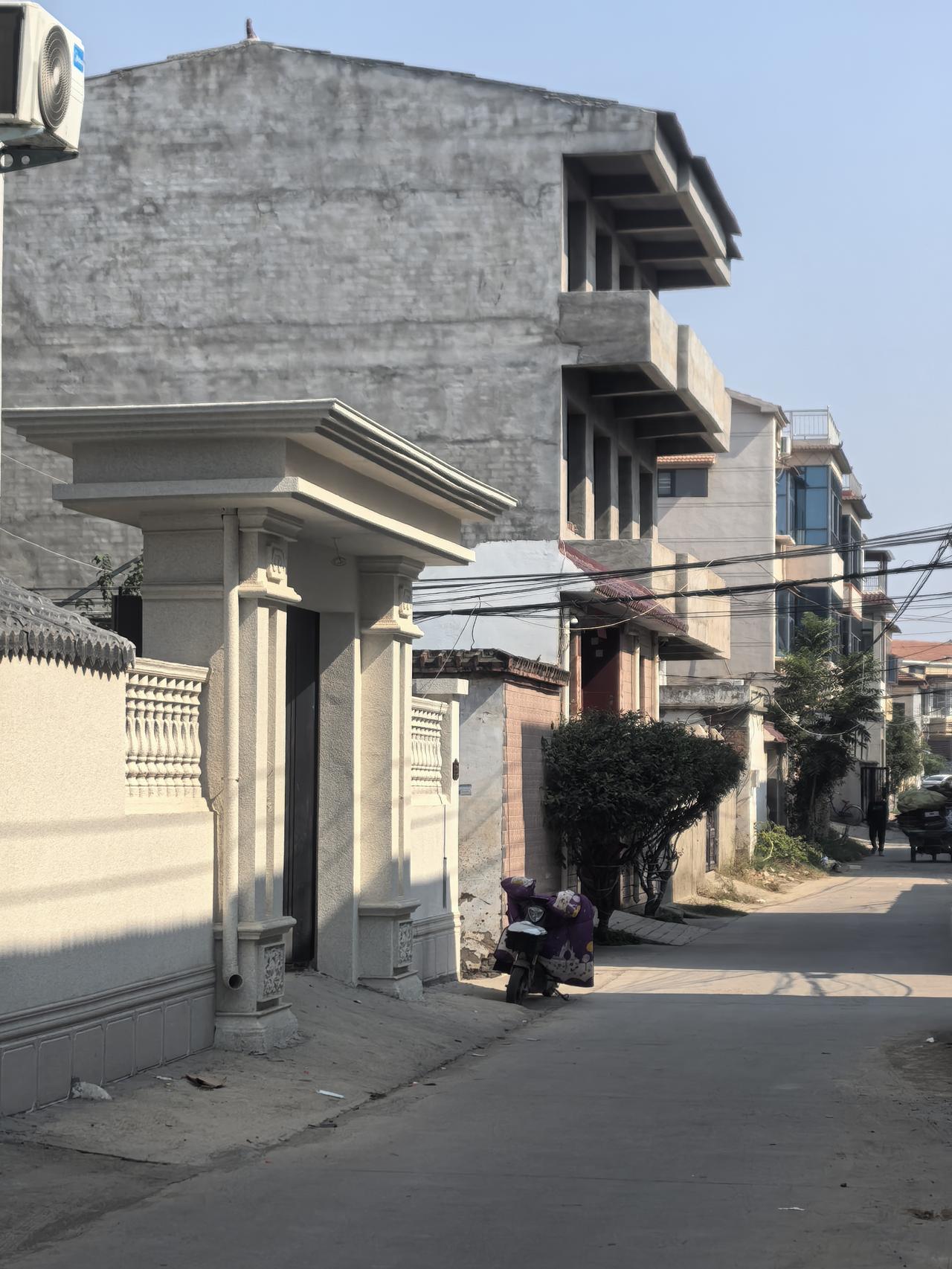 她是真的想多了。这家房子已经盖了3年了，搁置在那里，不住也不装修，因为她家里的房