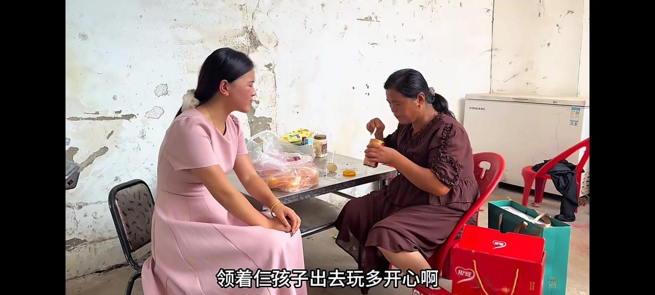 老壳子总想着去闺女家住雨露怀孕后，老壳子不但不关心，还想着去雨露家住几天，噌吃
