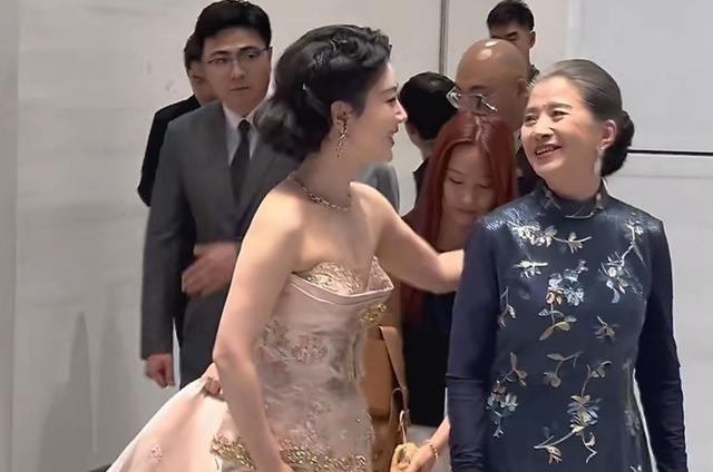 白玉兰后台一段抓拍特别戳人，杨紫碰上前辈迟蓬，没有红毯上刻意的镜头营业，全是发自