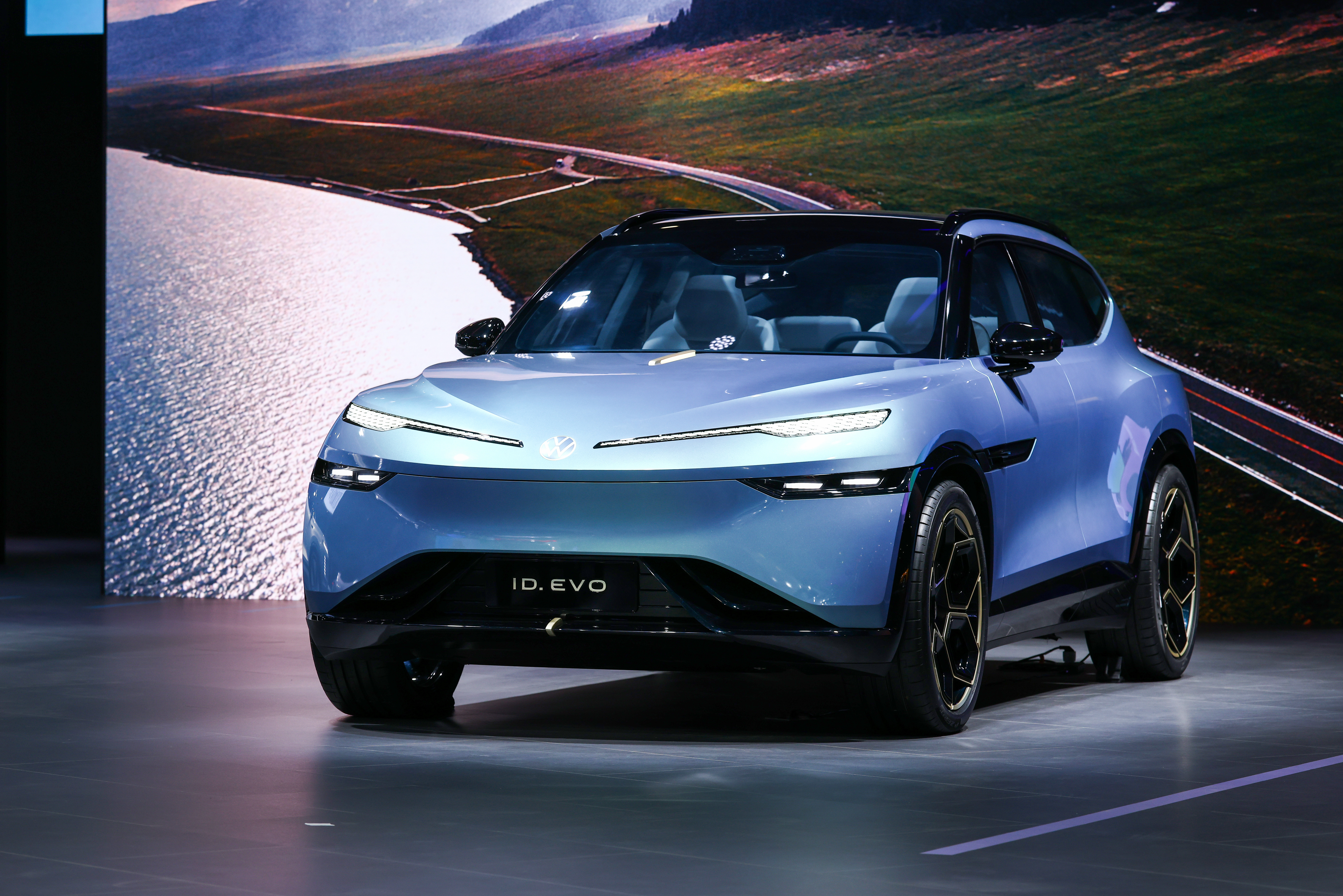 进博会看汽车大众汽车在本届进博会带来ID.系列三款概念车——ID.AURA、