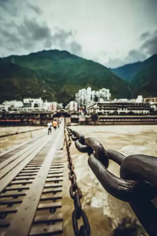 300年的泸定桥大修，专家检测完愣住了：八成铁环是原装，秘密竟不在铁链！