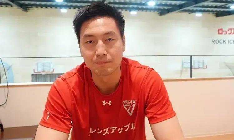 他曾是CBA选秀状元，现在却跑到日本联赛打球，称赞在日本打球不会被骂！区俊炫当