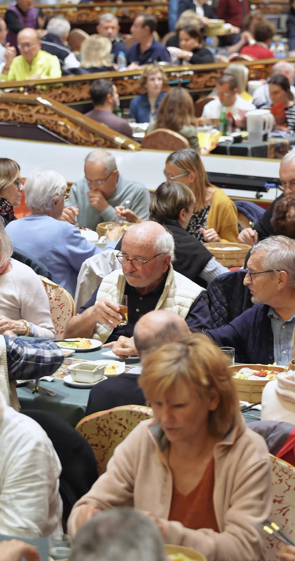 外国夕阳红旅游团，天呐，乌泱泱的。筷子都用得有模有样，这个酒楼的老板确实赚大发了