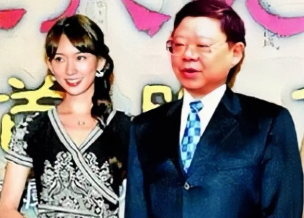 2007年，林志玲去重庆参加活动，文强知道后邀请她共进晚餐，林志玲不敢拒绝，说：