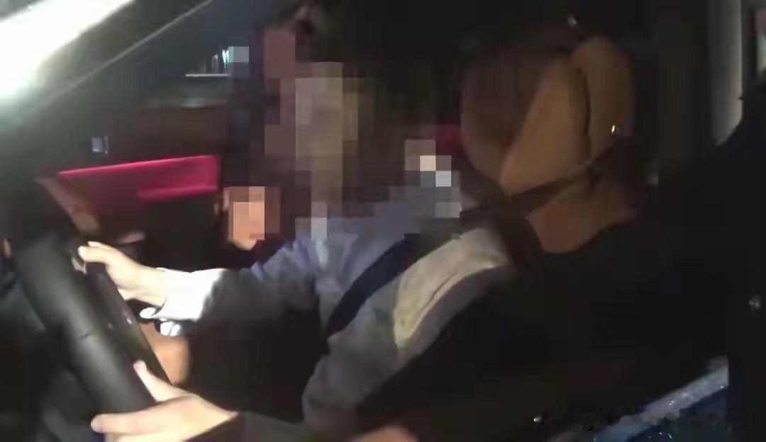 特权不能这么用！湖北武汉，男子喝酒后开车回家。碰到交警设卡查酒驾，担心会被处罚。
