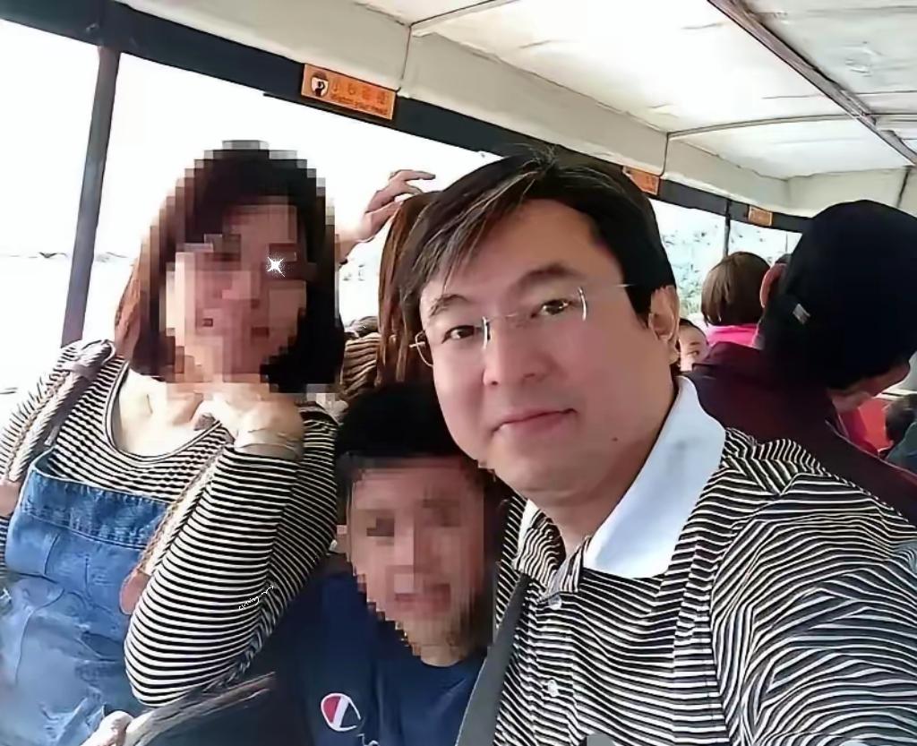 一名台湾基层官员，绕过所有监控节点，带着妻儿分批出境，悄无声息落地大陆。没有叛逃