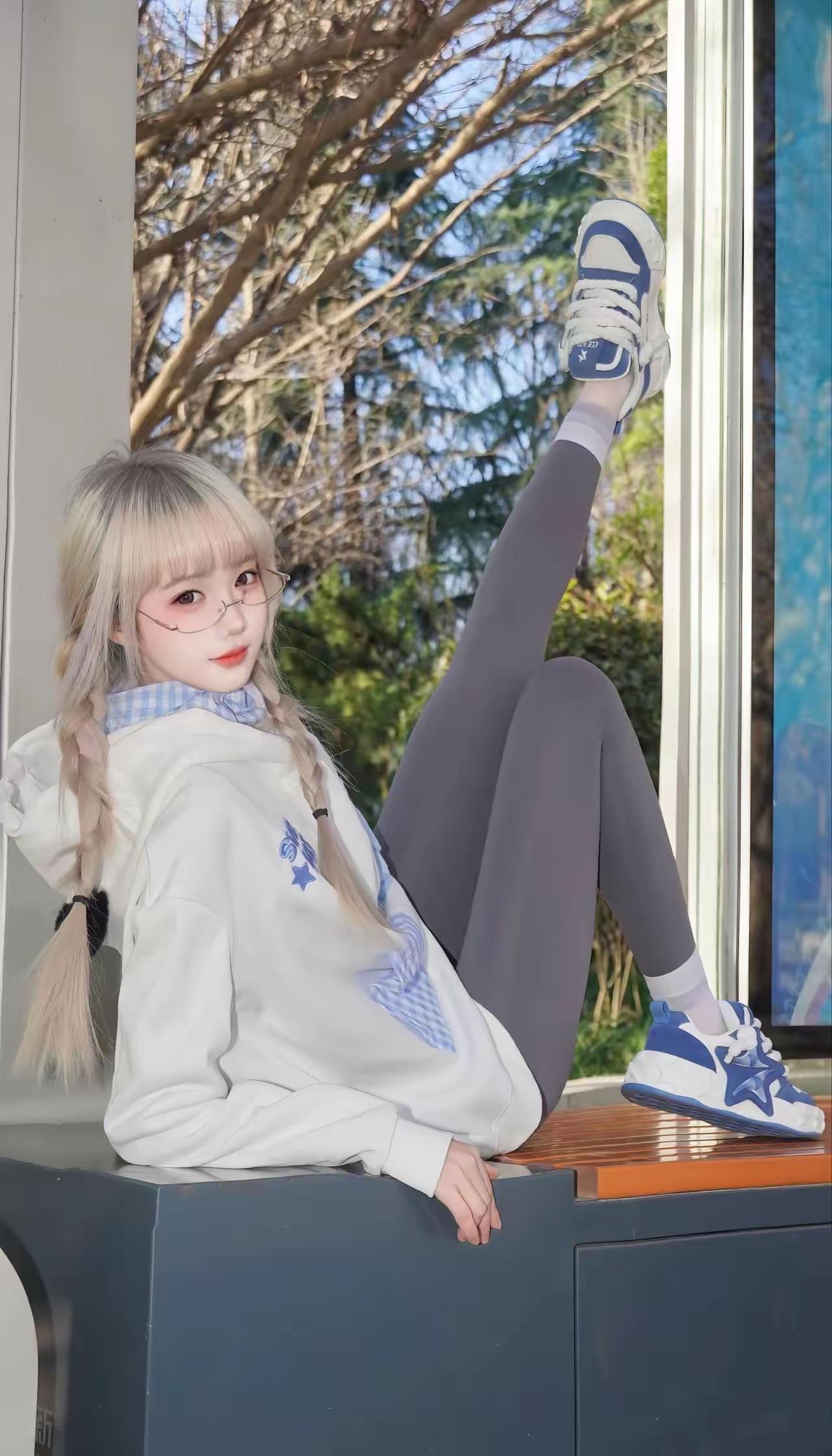 阳光下的少女，休闲穿搭，清新自然想看看你相册里的山水画什么馅的饺子是你们的最爱