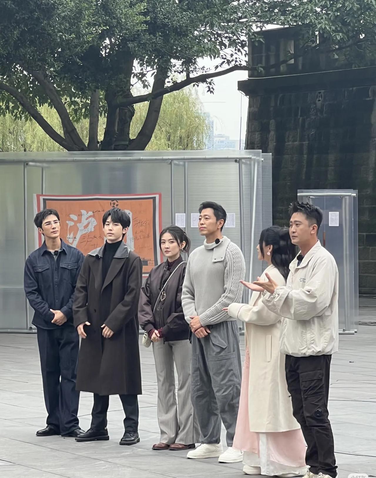 娱乐圈最隐蔽的“身高歧视”，正被一个158cm的姑娘砸碎。不是靠热搜，是靠每周