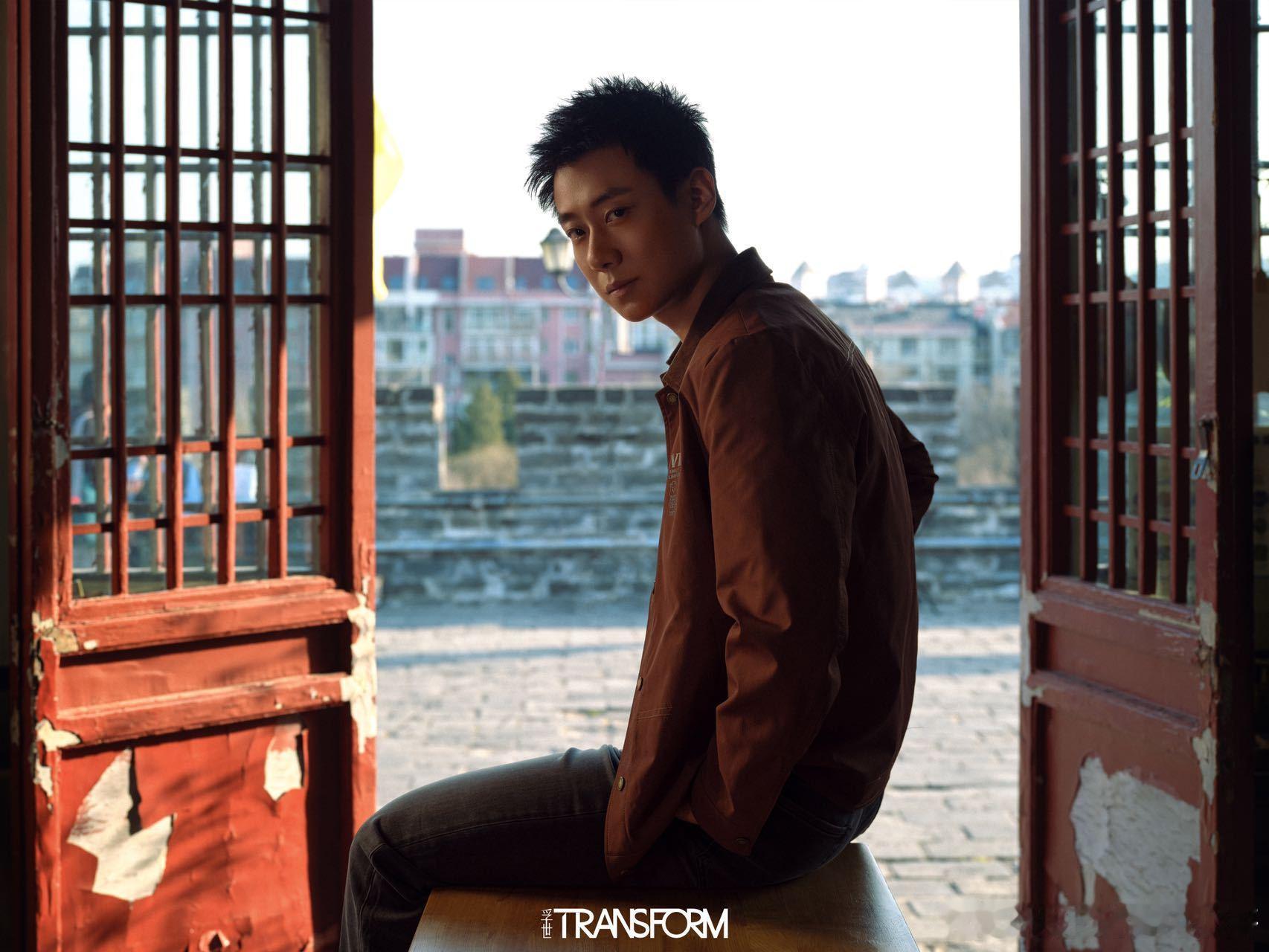 高至霆高至霆在北京明城墙上拍杂志高至霆新中式春日感大片携手孚世杂志，于北京明城