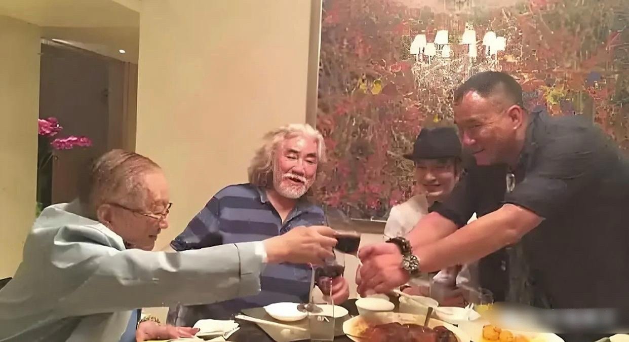 这是当年金庸90岁大寿时，张纪中带着胡军和黄晓明他们几个参加老爷子寿宴的合影！当