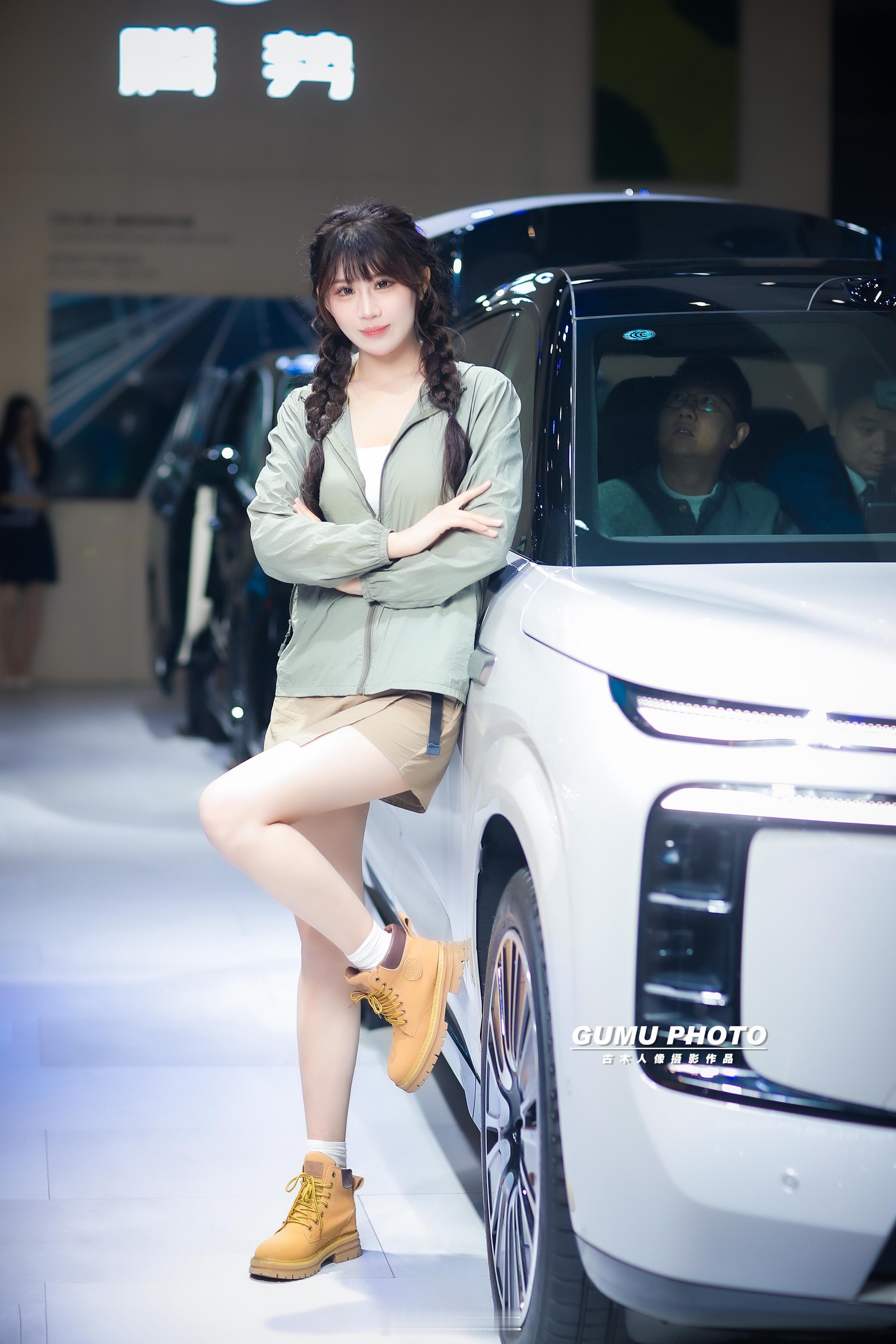 2025重庆汽车消费节腾势展台模特小姐姐2025重庆汽车消费节