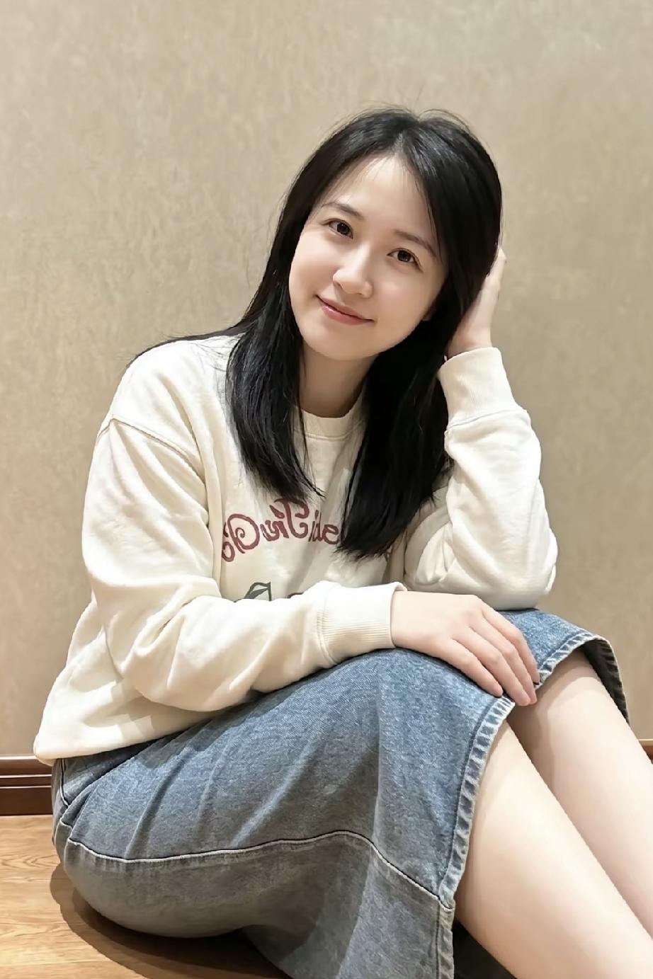 很喜欢一句老话：步步小心，须防石头路滑；层层着眼，方知峰顶人高。短短十几个