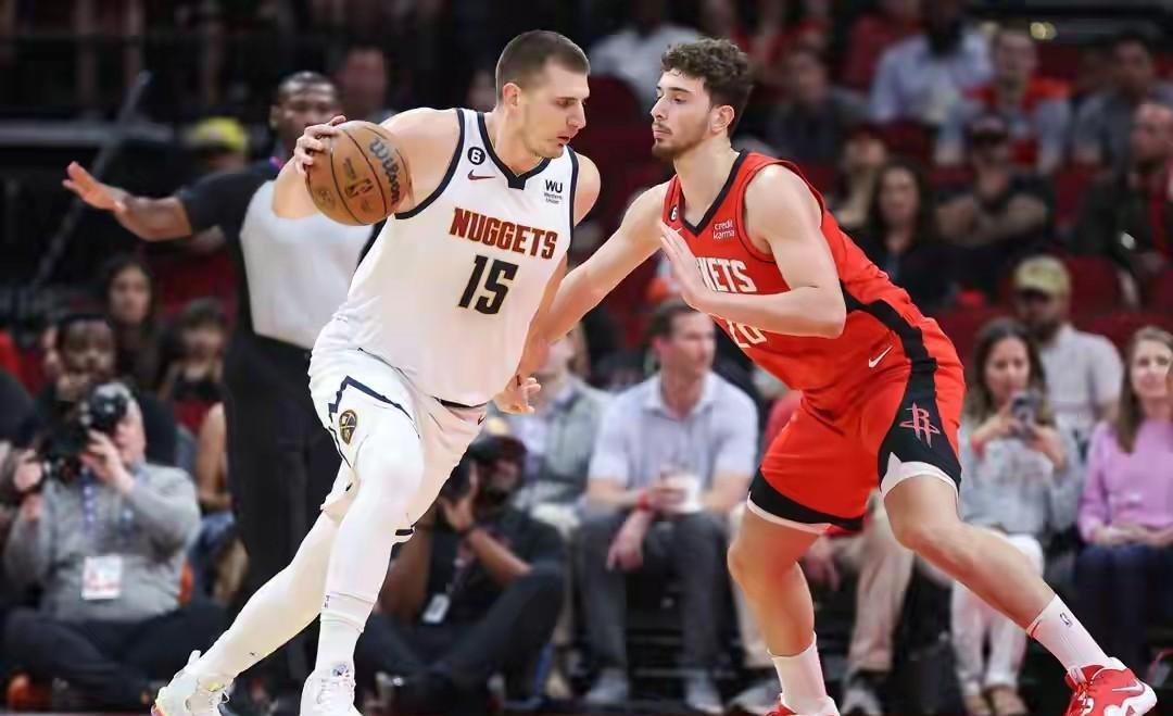 乌度卡减少申京戏份，火箭赢球火箭115-101客场击败掘金，申京出战30分钟，