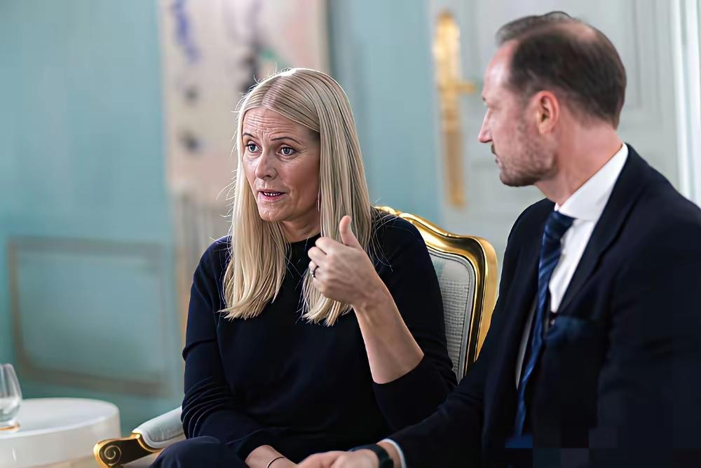 挪威王储妃梅特才50岁出头，就老成这样，比平民百姓还要老。再优越的生活也不能让她