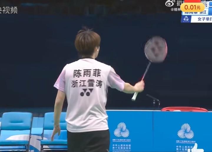 比赛来到决胜局！前两局代表浙江队出战的陈雨菲21-10、18-21被湖北队的王