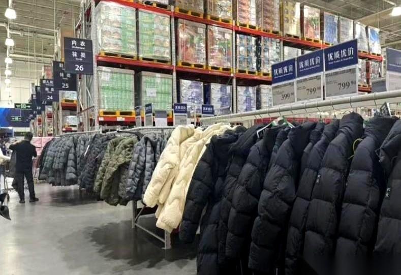 今年冬天的羽绒服市场，简直就是一场现场“倒戈”。山姆那件四百块的羽绒服，有人直