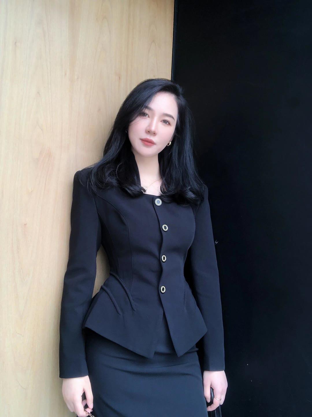 有气质的穿搭如何打造?打造这类气质穿搭，核心是选黑色收腰西装套裙，利落剪裁贴合身