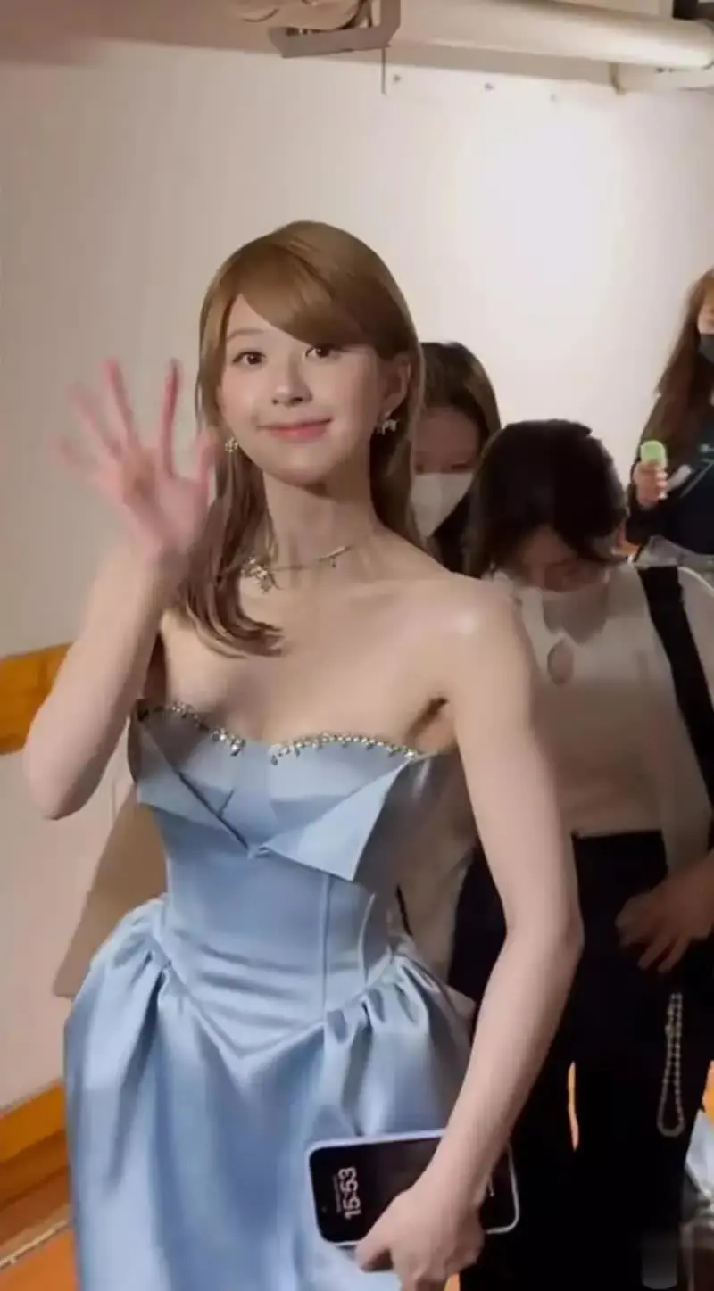 赵露思真的整残了吧？？？