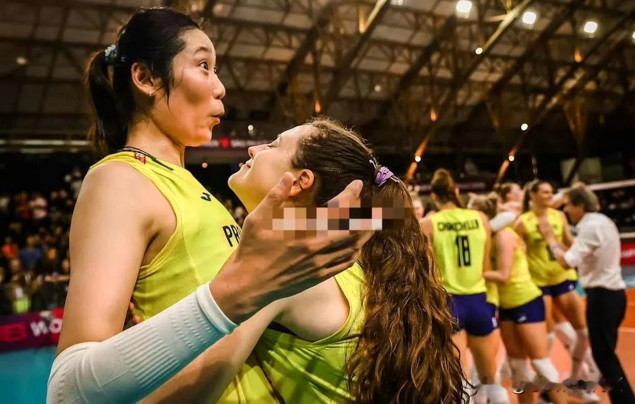 你见过一局比赛里，让朱婷在后排被换下去休息两次的操作吗？这可不是开玩笑！国外