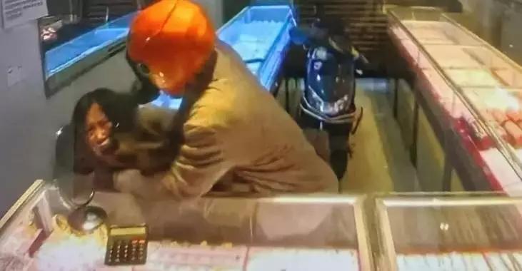 胆大包天！福建金店遭电击抢劫，警方4天火速破案，大快人心！家人们快看！福建