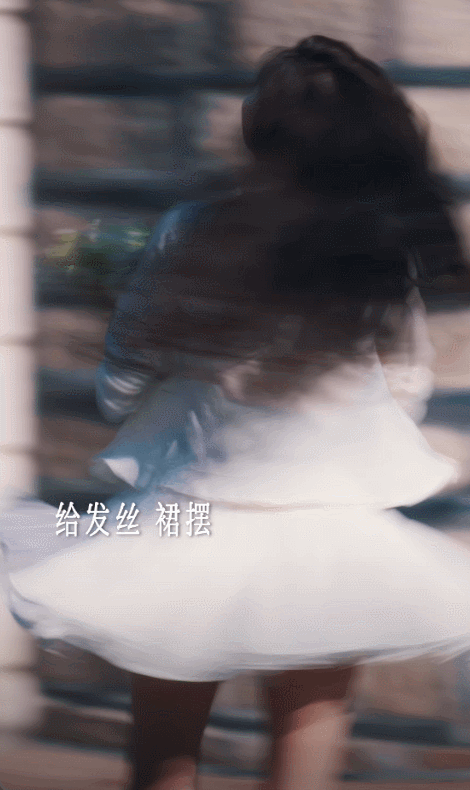 王玉雯的Live会发光美颜镜头下的王玉雯光彩更甚，柔焦效果细腻柔和，完美呈现清