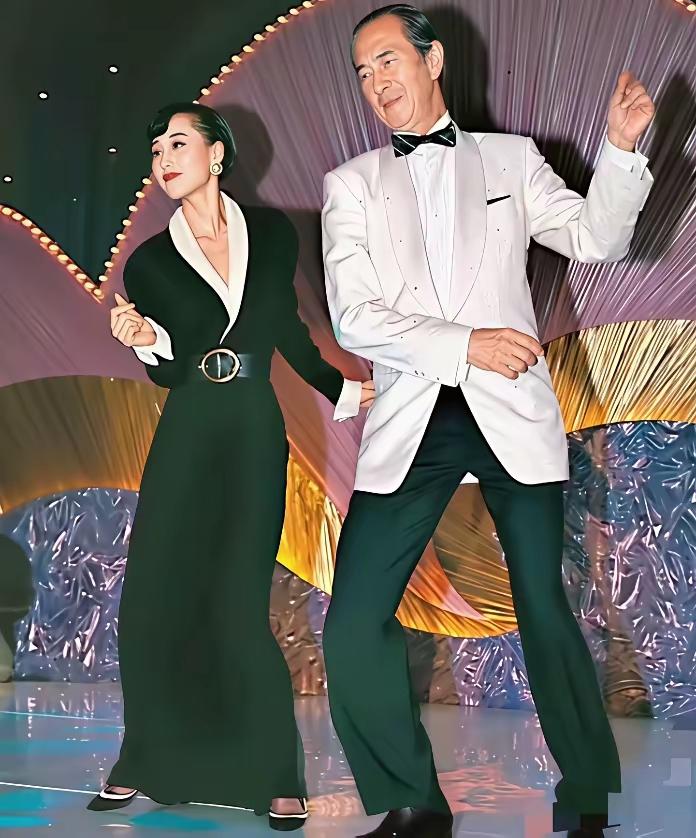 当年赌王与利智舞台共舞的画面，至今仍是港圈最惊艳的名场面之一。利智身姿曼妙、