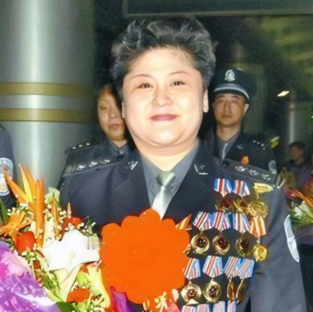 1988年秋夜的郑州金水路口，两个大汉突然架住穿连衣裙的姑娘往出租车里塞。姑