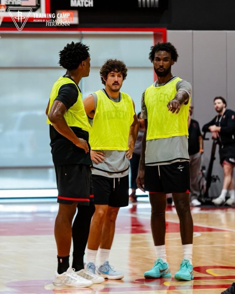 火箭训练氛围拉满！KD伊森带头“群魔乱舞”，罚球都成心理战看NBA上咪咕视频，