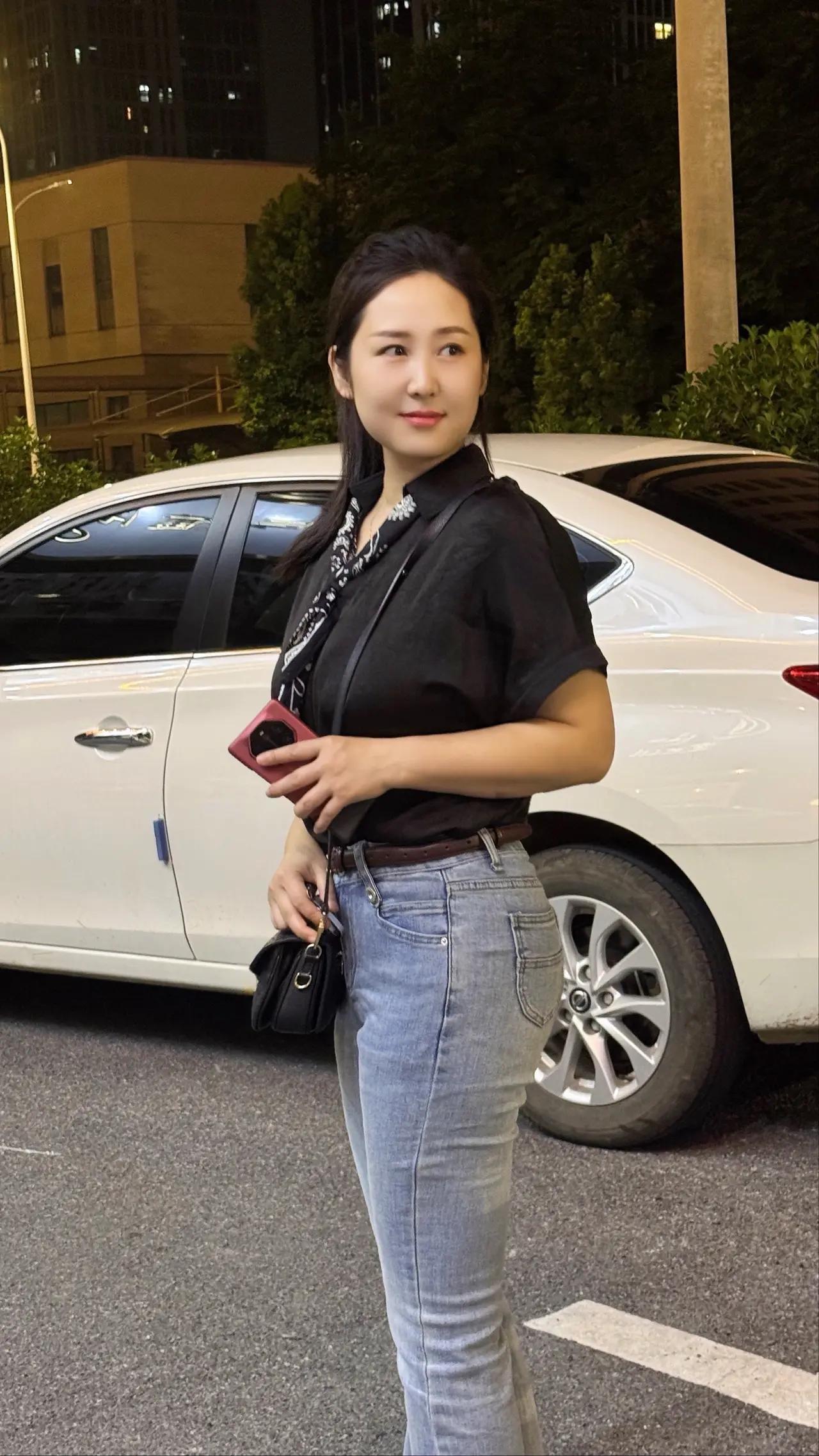 月色如水，美人如画。