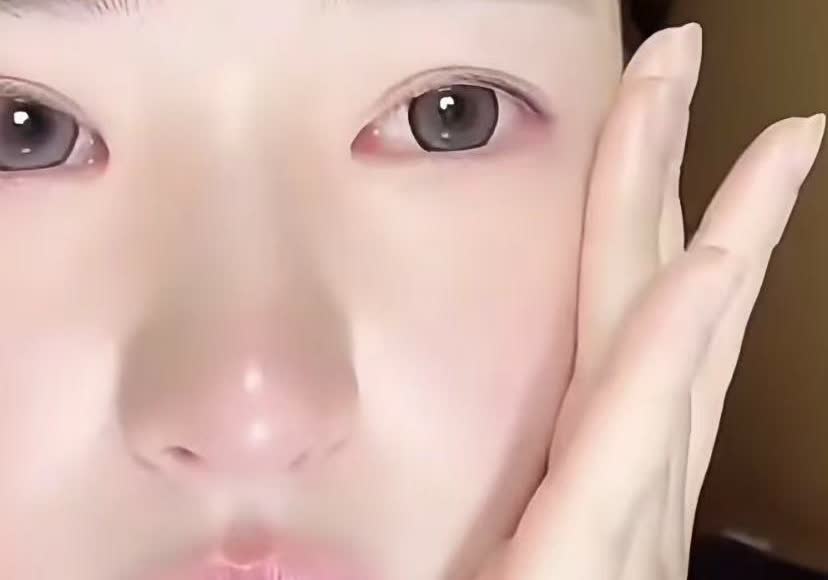 当黄一鸣被网友问到，以后的人生该怎么办时。黄一鸣哗的一下眼泪就流下来