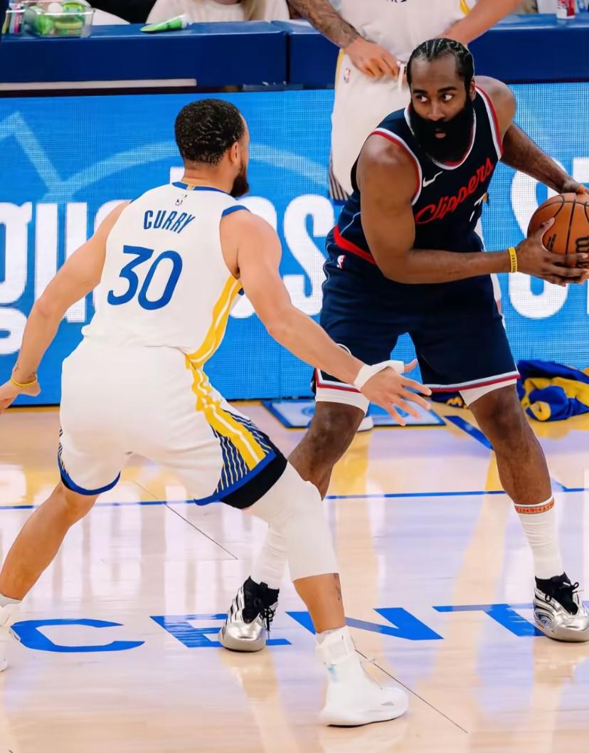 美媒评选NBA十大绝技，哈登的后撤步上榜，罗斯不减速变向和麦迪干拔榜上无名。榜