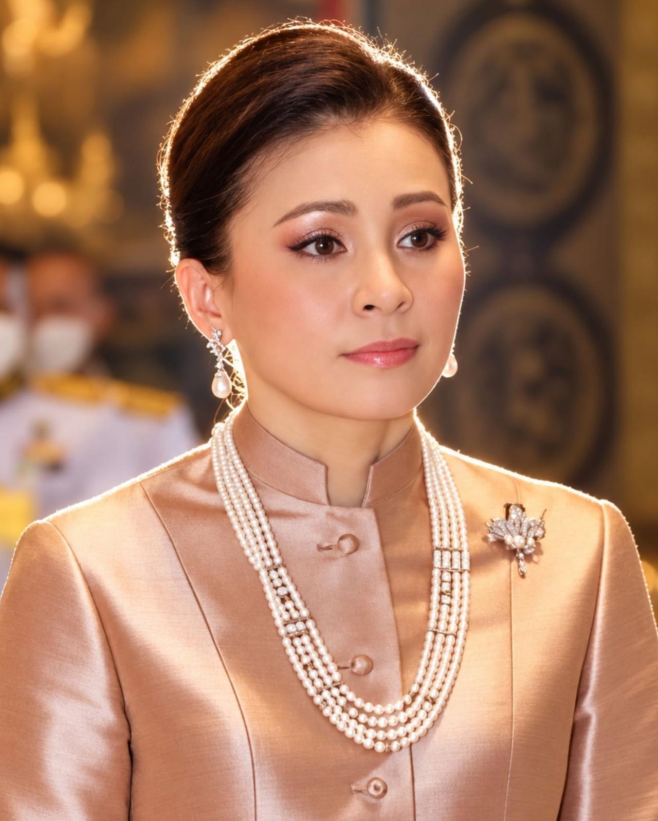 苏提达王后是中泰混血，五官360度无死角苏提达王后的妈妈张恒女士是广东潮汕人，