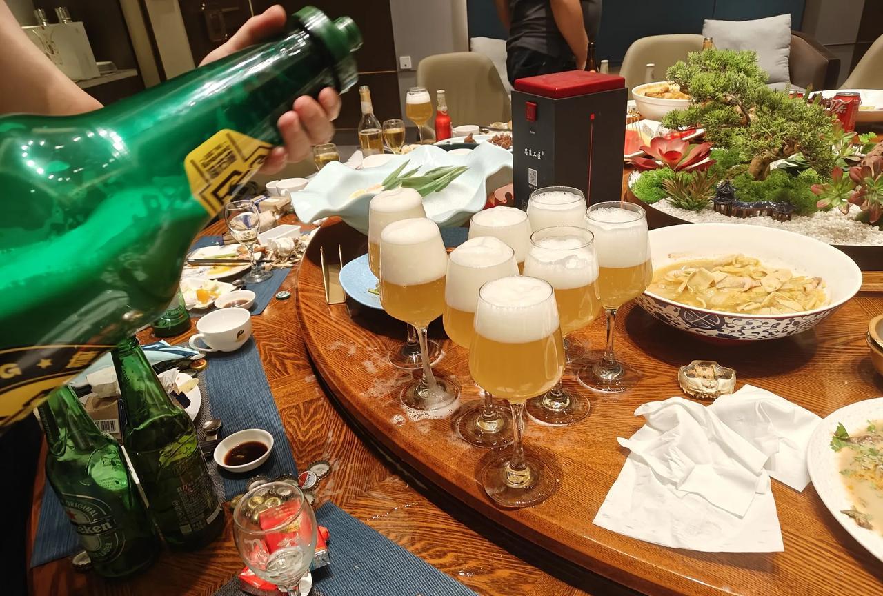 前些天一个酒局，两女孩都是土生土长哈尔滨姑娘，她俩都30出头，都是90后，两女孩