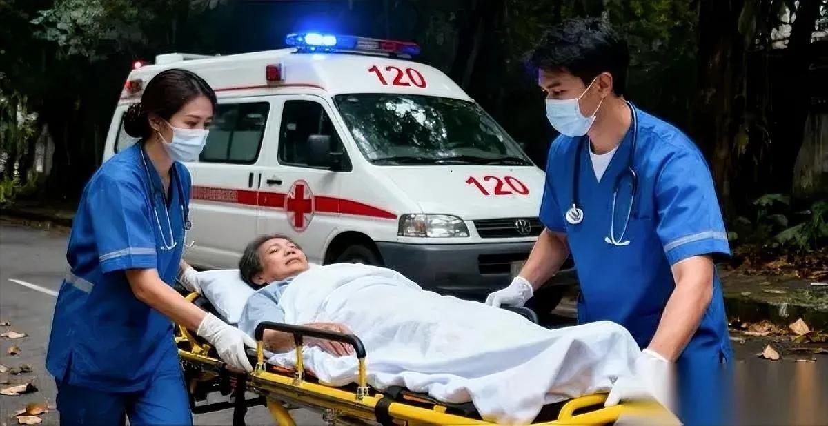 今天单位炸了——00后小丽把120叫到门口了。早上她捂着额头找领导:“我发烧