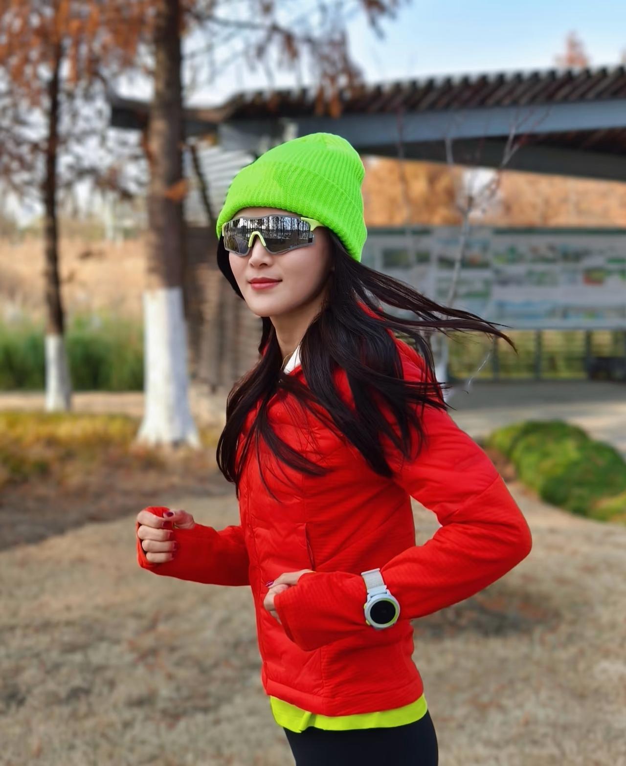 跑步是最亲民的运动，但方法不当极易受伤。想要无伤奔跑，需做好以下四点。跑前