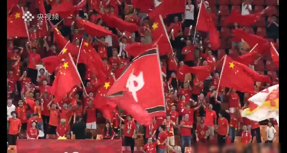 国足3比0马尔代夫，全场最佳不是戴帽的王子铭，是场边那个国产教练。王子铭进仨球，结果风头全被俩小孩抢