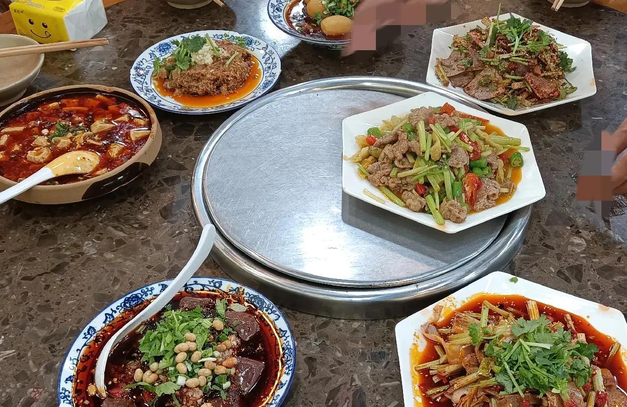 周六，我们在街子古镇玩。黄昏时分，我们找饭馆吃晚饭，看到一家牛肉馆，大家决定就
