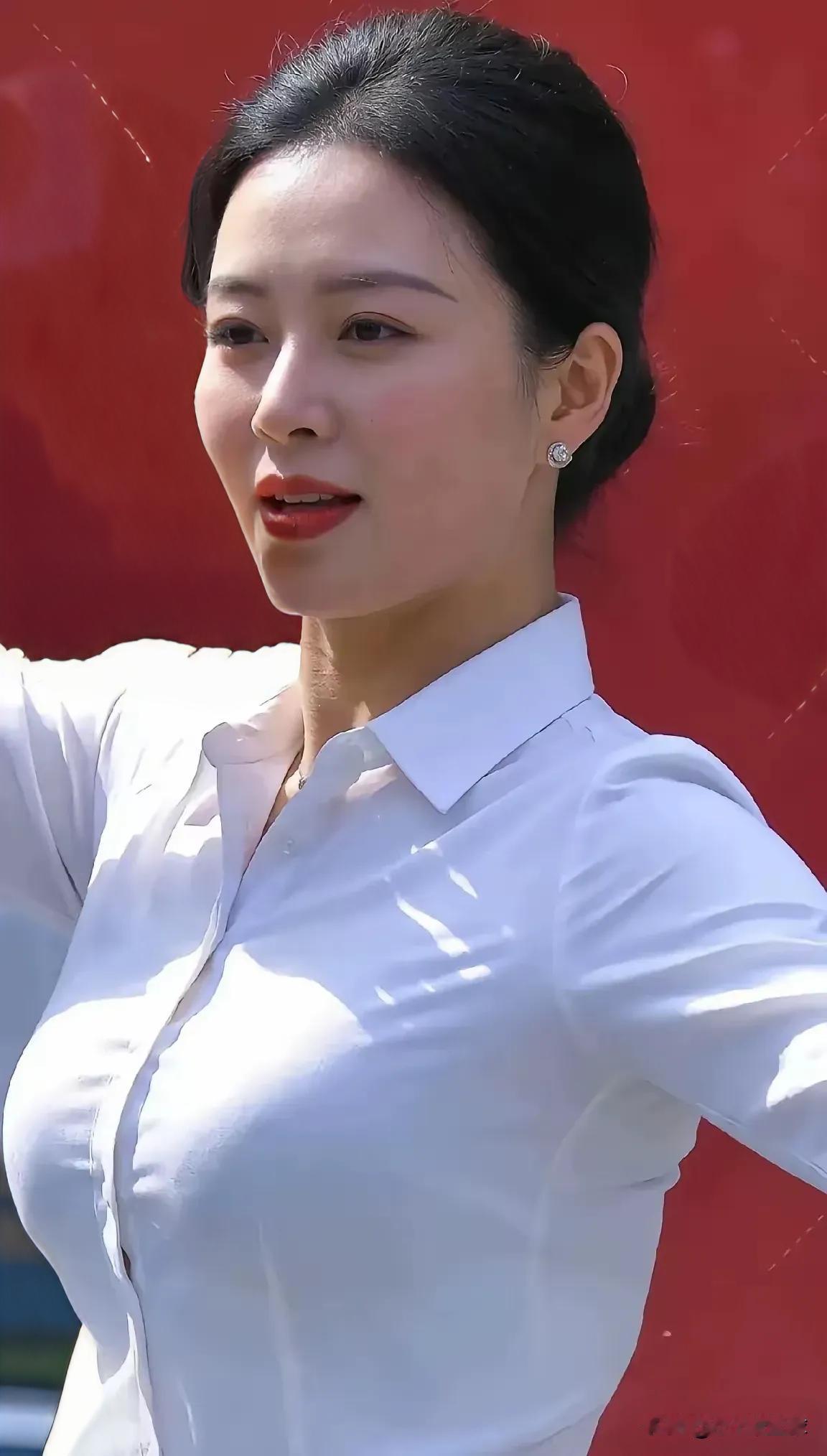 山西吕梁网红秦主任到底是谁？★其实，“秦主任”只是网友起的外号，她本人并不是单