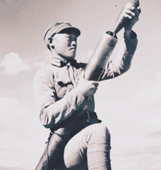 1945年，在山上休息的迫击炮手陈宝柳，忽然发现30多个日军和几个女人，正在不远