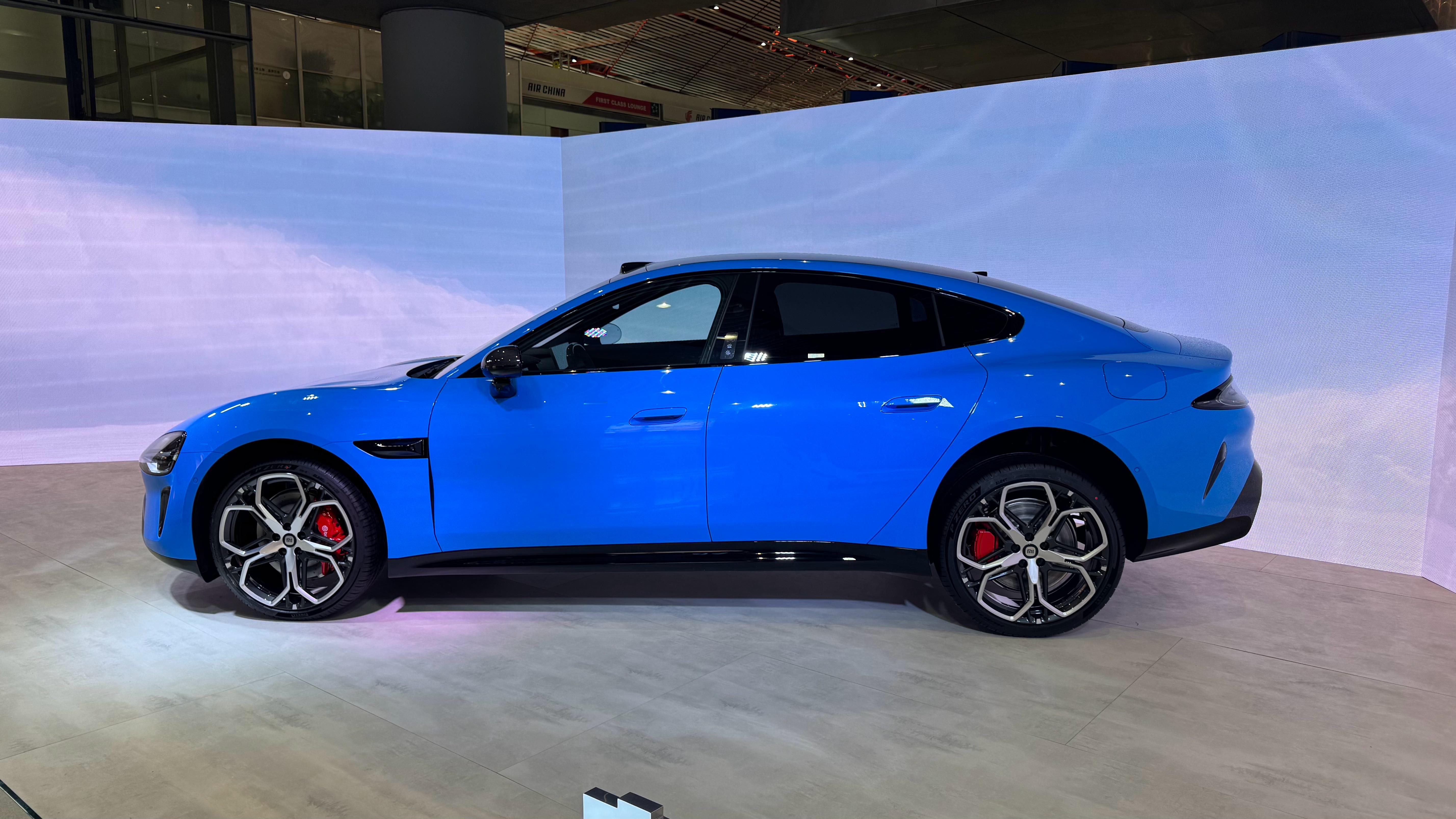 首都机场T3这辆展示的小米SU7，是不是姿态有点问题