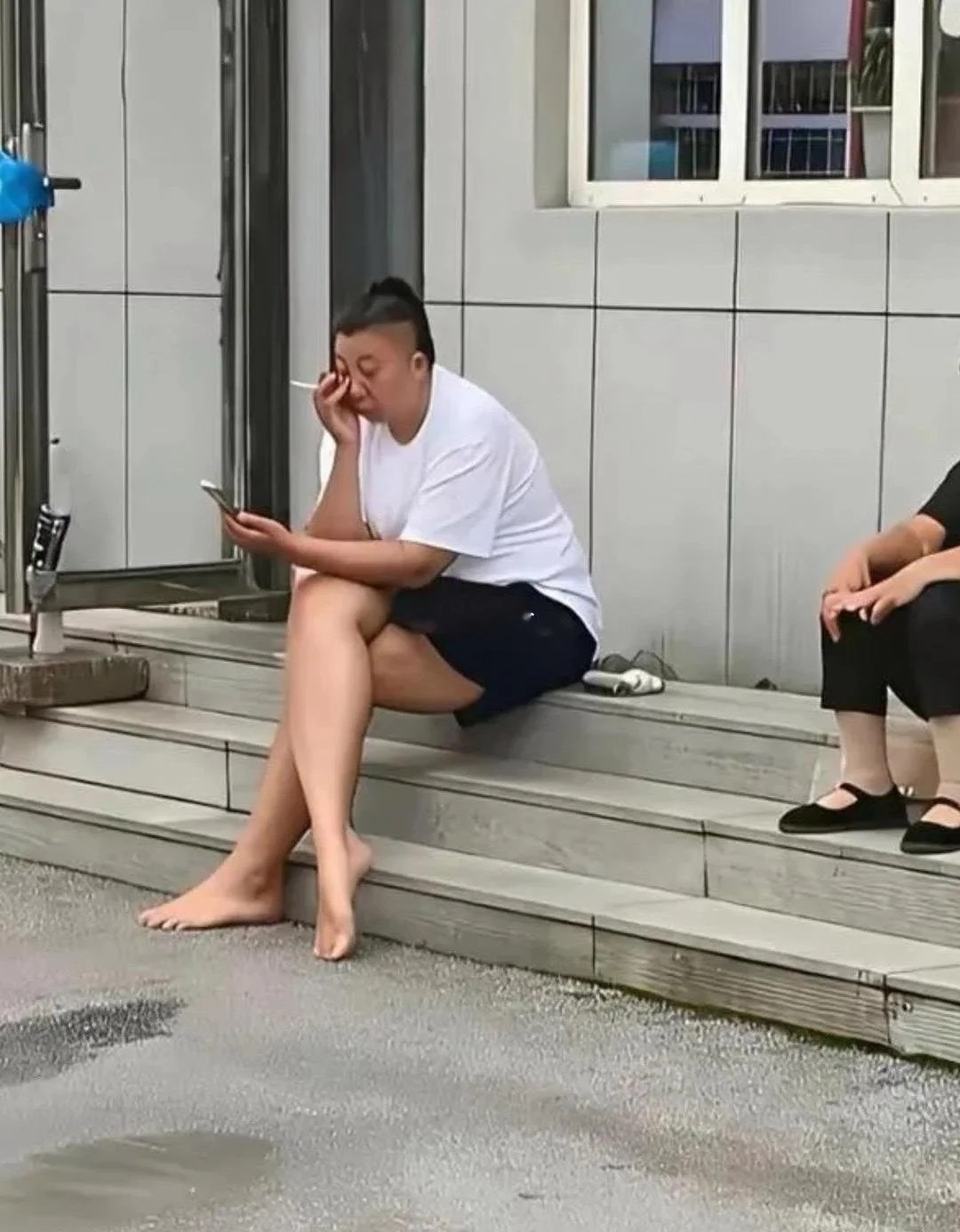 虽然现在她落魄了不过赚的钱估计也够花几辈子