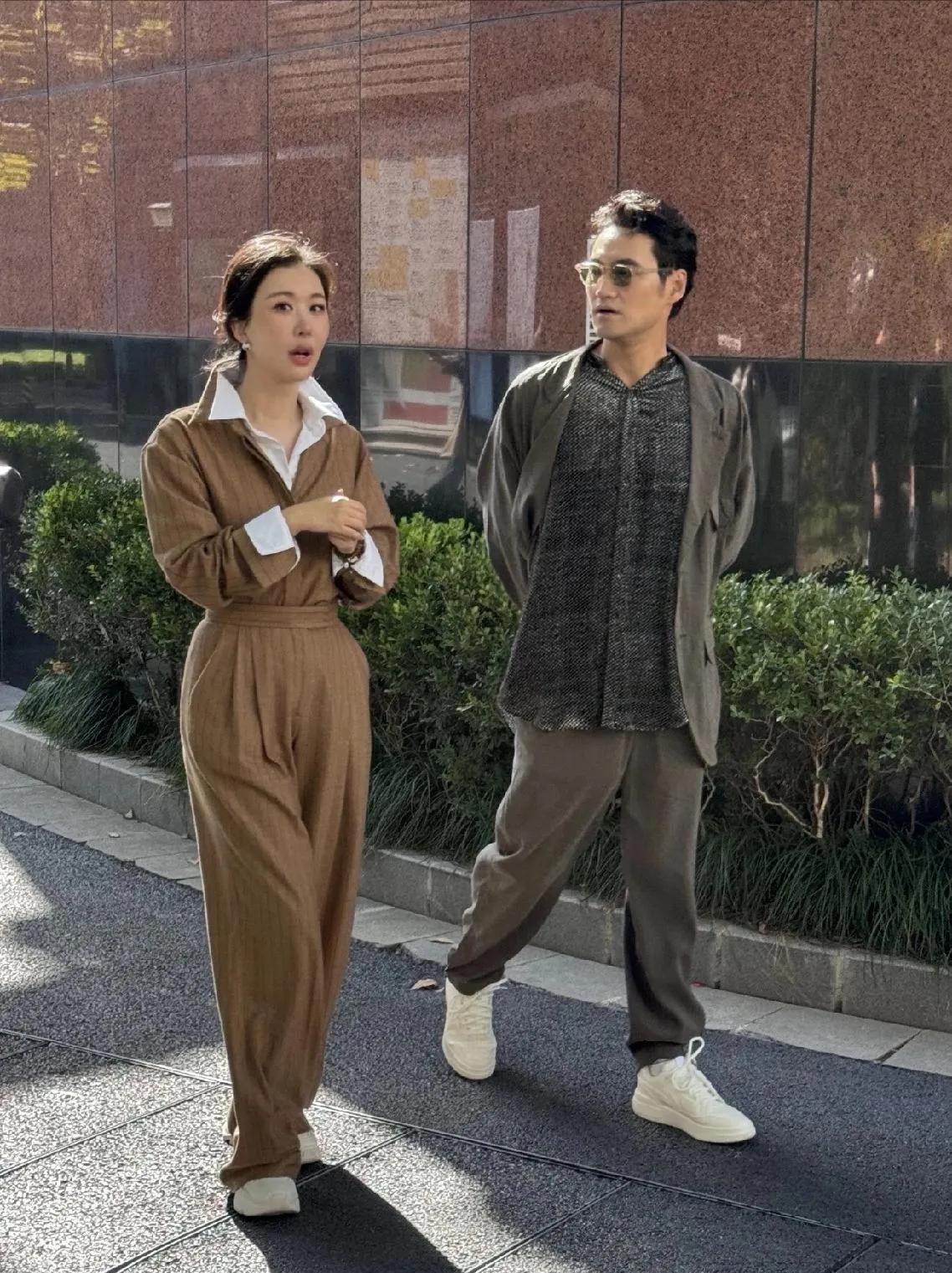 有网友在上海偶遇田朴珺与袁弘：画面中的田朴珺身穿浅棕色连体衣裤，内搭白色衬衫，梳