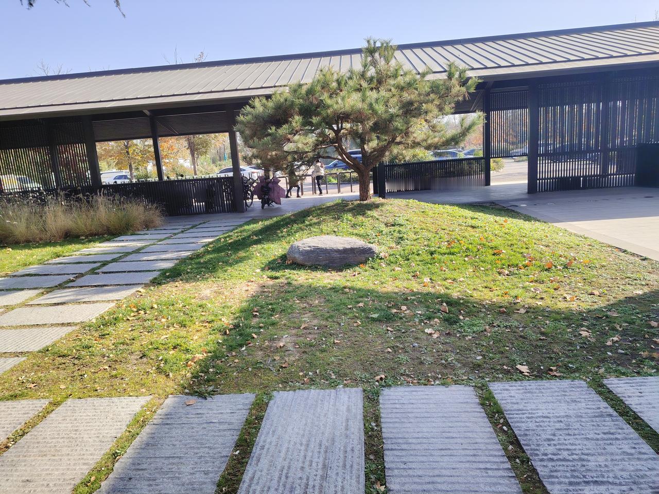 课堂违纪板签字制度王校长到学校后，推行了课堂违纪板签字制度。实行此制度前，王校