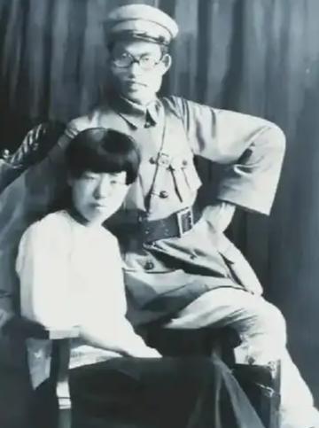 1940年，朱仲芷和萧劲光坐在窑洞里，准备签下离婚协议。萧劲光看着名单问她，孩子