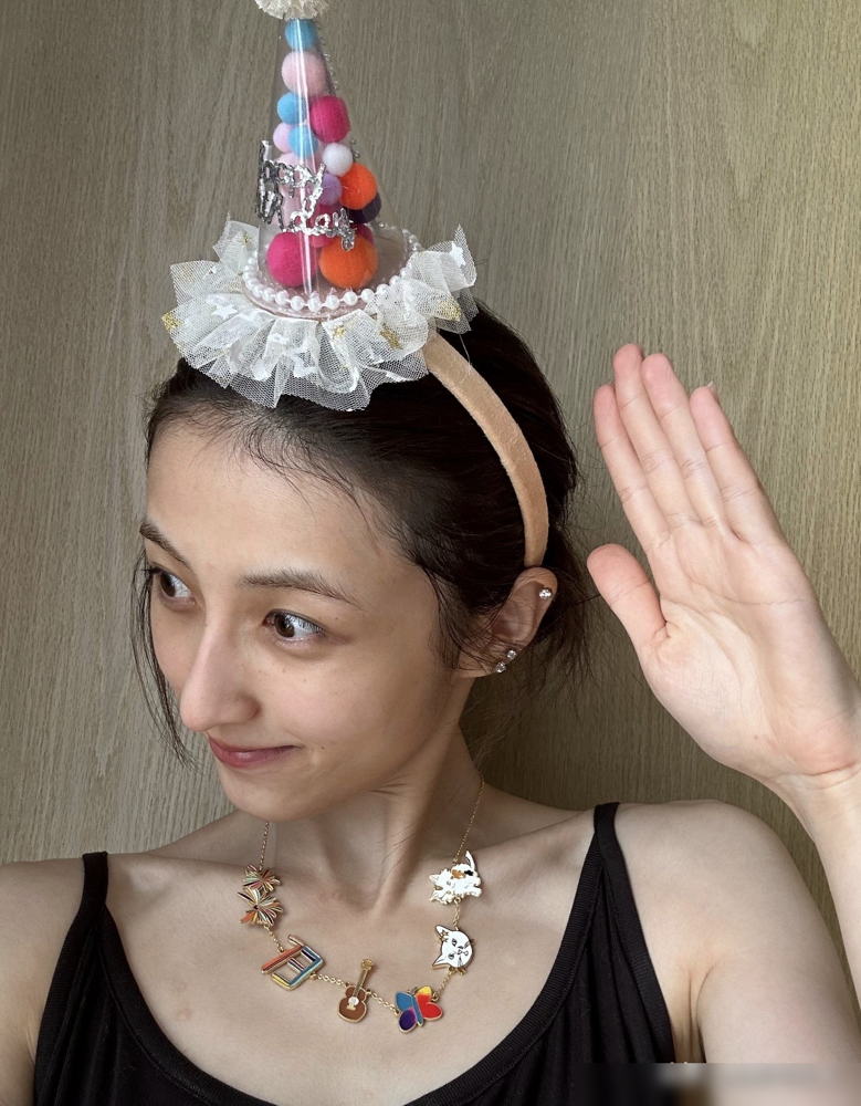 160cm仅80斤，张子枫BMI低到15.6！生日发素颜自拍，脸颊凹陷的样子引全网担忧。她亲自回应，