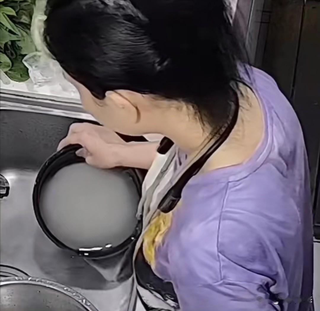 一位香港师奶近期发帖称，她发现家里的菲佣从不吃家里的饭，却会自己买饭吃。安装监控